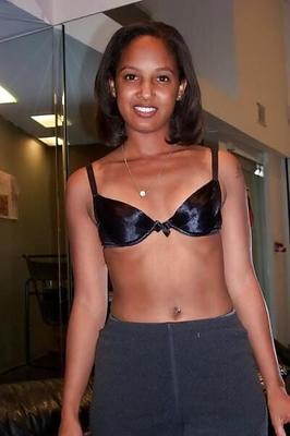 Ébène sexy dans un magasin de meubles