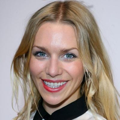 Sperme sur l'actrice allemande Julia Dietze