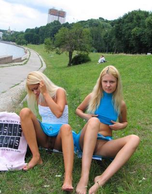 I love to masturbate to pics of barefoot sluts(Anna, Olga)