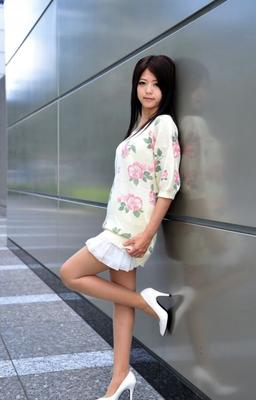Beaux seins Mika Shiraishi en laisse