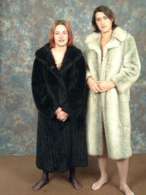 Deux fille en manteau de fourrure