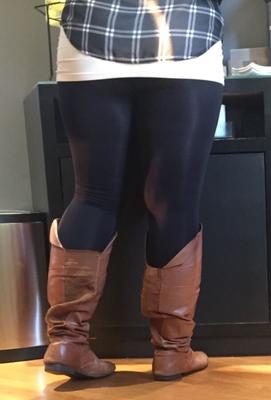 Leggings brilhantes e saia curta voyeur