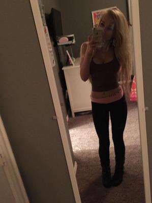 Jeune fille blonde américaine en selfie travaillant dans Hooters Partie I