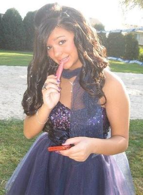 Teen Slut Valérie (l'adolescente de la princesse aux cheveux noirs)