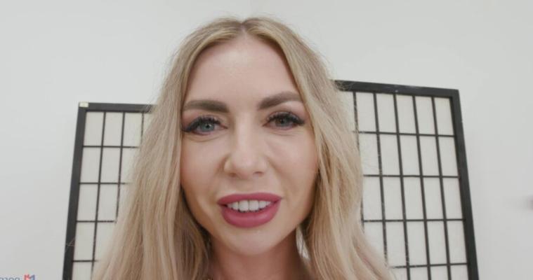 Isabella Clark et une MILF blonde russe anal interracial béante