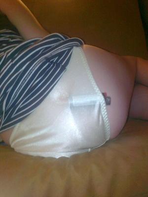 Ex-petite amie endormie recouverte d'une culotte en nylon