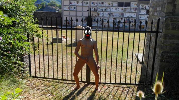 naked/cemetery