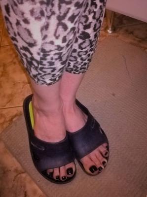 Eva feet_leopard leggings