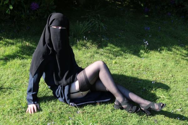 Esposa musulmana en burka al aire libre intermitente
