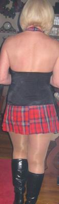 femme en jupe et collants d'école