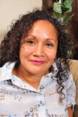 Sharon, mature latine, se fait plaisir.