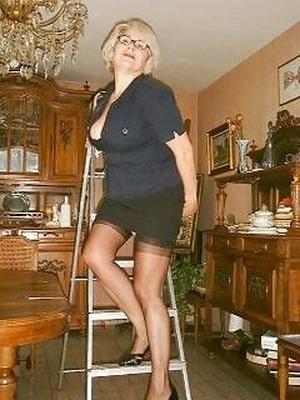 Reife Französin in Strümpfen und Dessous.