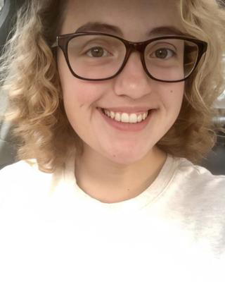 Le visage (et le buste) de la pute geek Laura