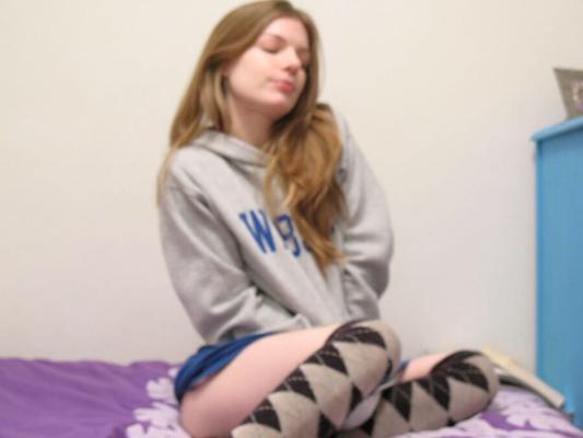 Hot brunette jeune