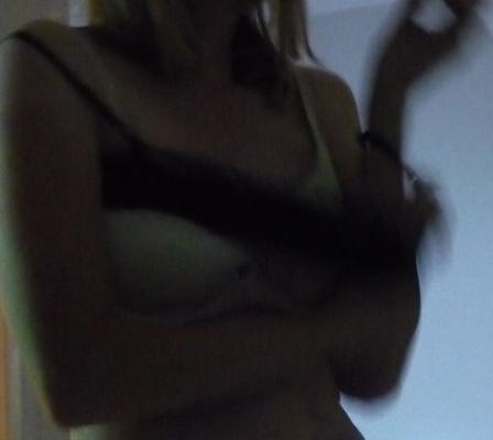 Préférez-vous mes petits seins en soutien-gorge OU sans soutien-gorge ?