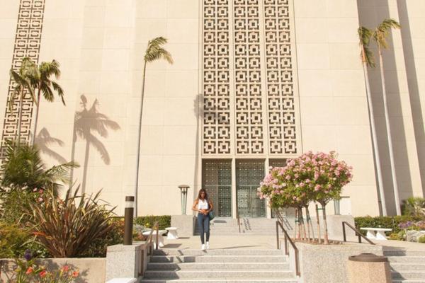 Yesenia Corral va au Temple