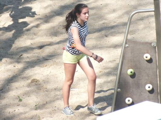 Jeune ado avec short transparent
