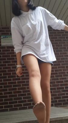 Koreanisches Schulmädchen mit Nylonfüßen