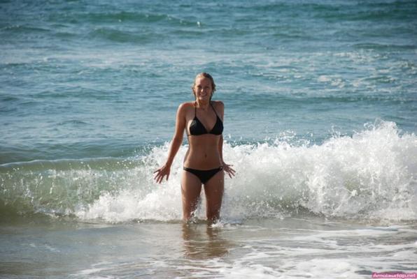 Hermosa rubia alemana de vacaciones chupa la polla