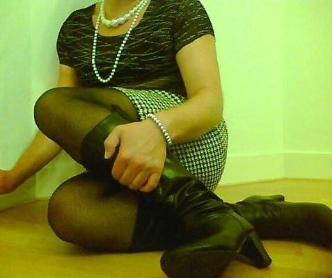 Cindy Cross travestissement en jupe noire et blanche