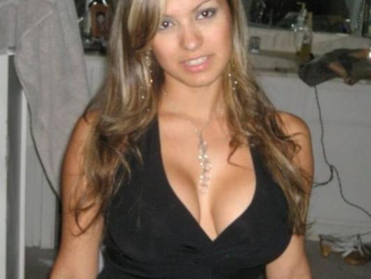 Antonia est une latina chaude avec des seins incroyables