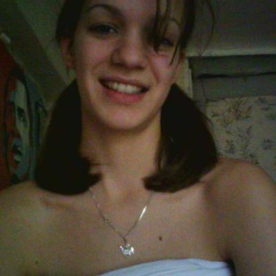 La morena francesa Stephanie muestra sus bonitos pechos