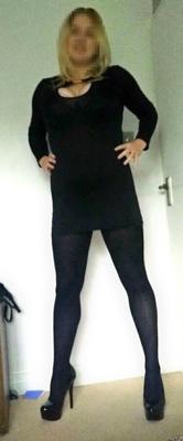 Femme blonde sexy pose dans une nouvelle robe et des talons. S'il vous plaît, mentionnez !