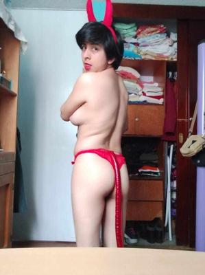 La putita de esmeralda vestida como Diablita putona