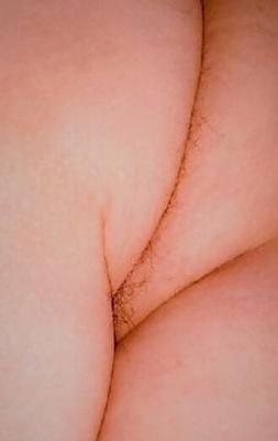 Ma chatte et mon cul doux légèrement poilus, par derrière