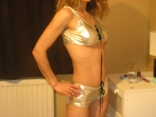 Ma femme dans un bikini argenté sexy