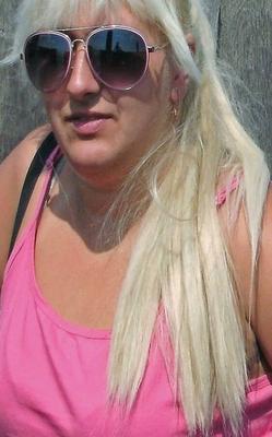Jeune blonde ronde