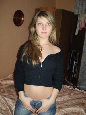 きついお尻を持つ熱いロシアの十代の美女