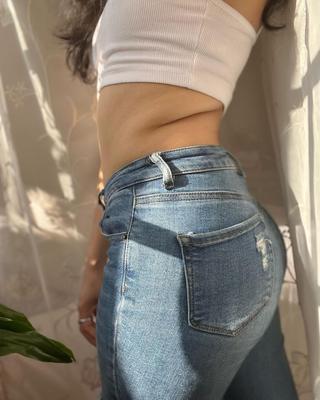 zierliche Latina Mayte