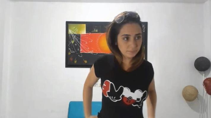 La femme de mon voisin baise la chatte et jouit en direct