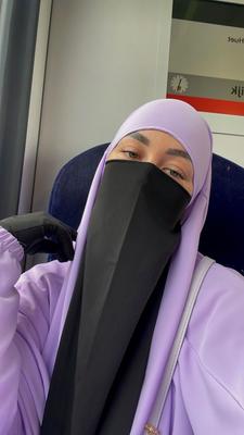 ヒジャブの無邪気な姉妹