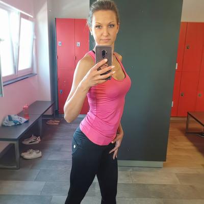 Angie, blonde chaude, mère allemande