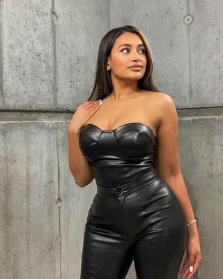 Nadia - Arabe brune bien roulée - Gros seins, cul