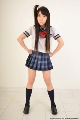 Ito Yoshikawa - une écolière coquine joue avec un nouveau vélo