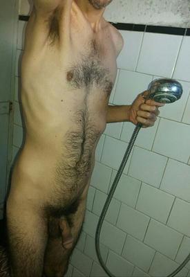 Mostrando mi culo peludo en la ducha