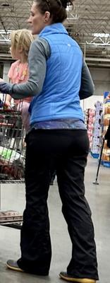 Costco Sighting - MILF avec des hanches et un cul fantastiques