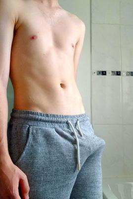 Minet sexy en pantalon de survêtement gris - u/aegeanorchid