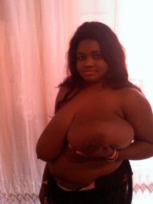 Ma copine ghanéenne aux gros seins noirs et flasques