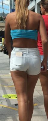 肌にぴったりとフィットした白いデニムのショートパンツを着たティーン！