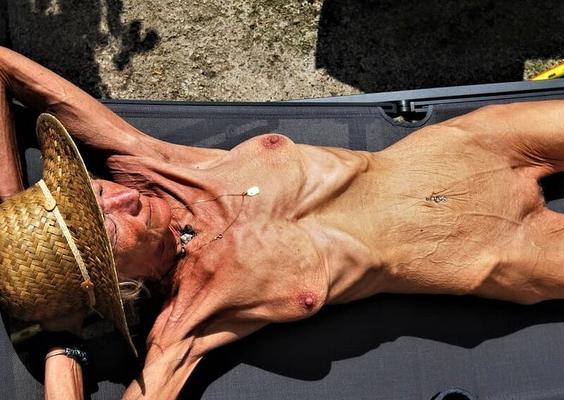 Vieja abuela flaca y arrugada con tetas vacías