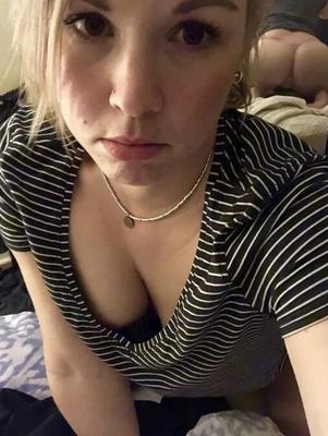 Scarlett Selfie