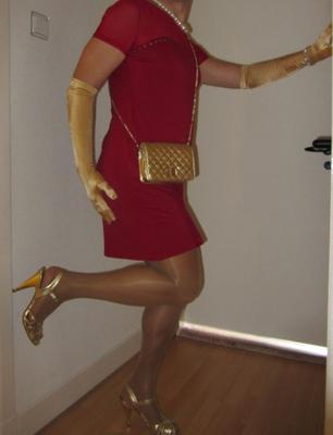 Moi Cindy Cross Crossdressing dans une robe rouge