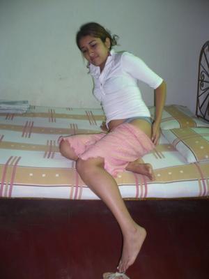 Femme de ménage latine poilue