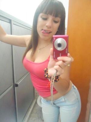 La pequeña ISA y sus amigas posando o guarrillas