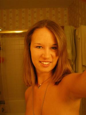 Fille de métal excitée