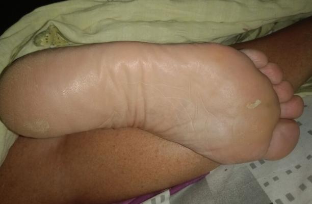 mamie pieds semelles dormir